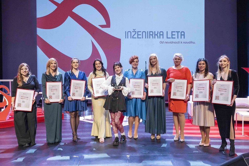 Nominiranke sedme generacije z Rebeko Kropivšek Leskovar, inženirko leta 2024, v sredini_foto Andrej Križ