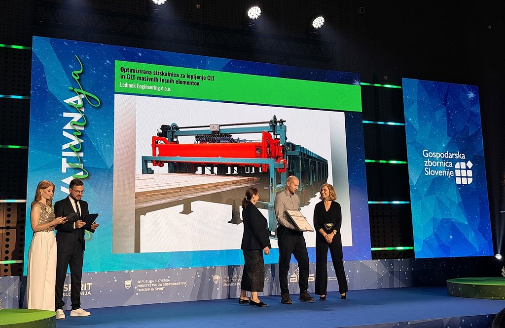 Ekipa inovatorjev z Andrejem Ledinekom na čelu je za inovacijo optimizirana stiskalnica za lepljenje CLT in GLT masivnih lesnih elementov prejela srebrno priznanje GZS