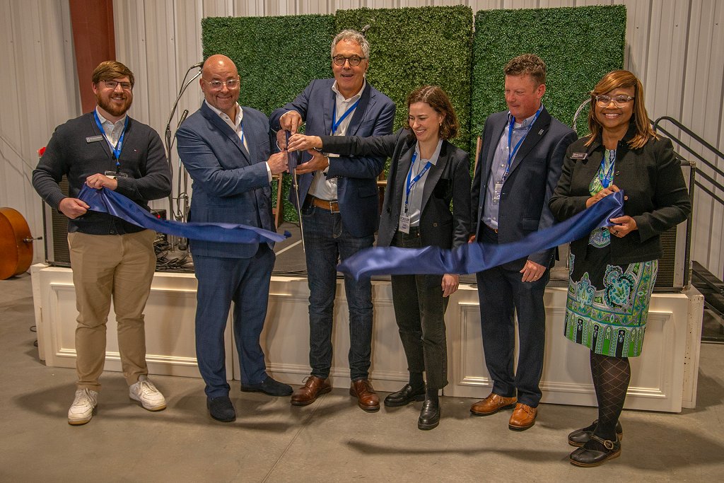 Photo_01_STADLER US, Ribbon-Cutting, Mat Everhart, Willi Stadler, Julia Stadler, and Nick Reid