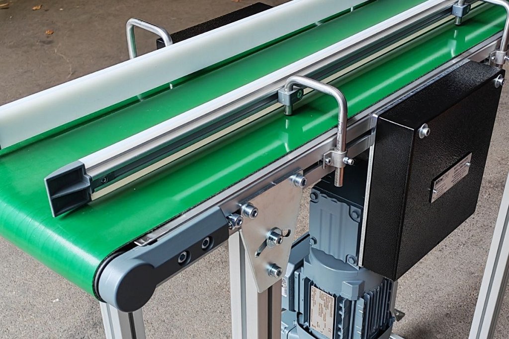 Tracni transporter za dovod laminata do stroja za obdelavo